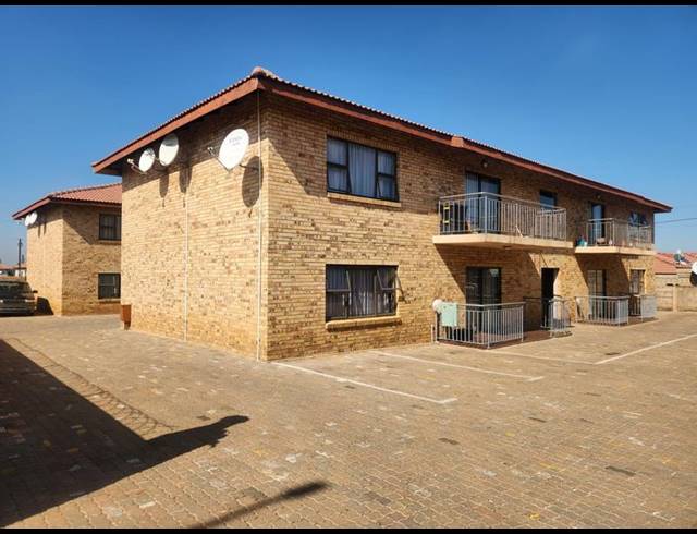 24 BEDROOM COMPLEX FOR SALE IN LENASIA SOUTH